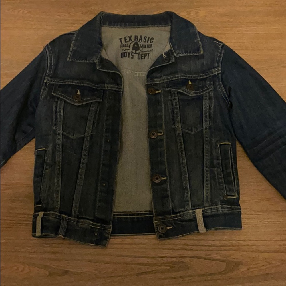 Jean jacket it’s in great condition! Gets you warm
